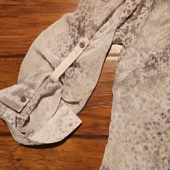 Woman Covington Essentials size 1X sheer snakeskin white gray print top - Picture 2 of 7